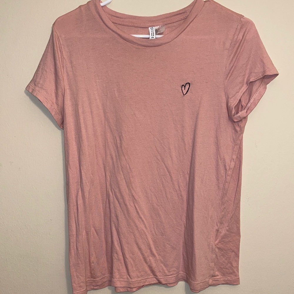 🥳Super Cute Baby Pink Heart T-Shirt - sz. M